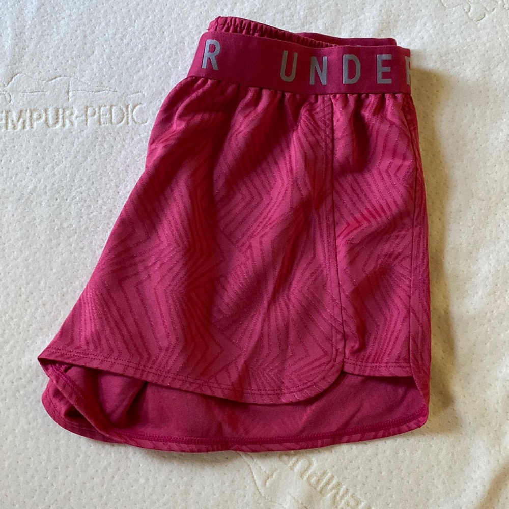UNDER ARMOUR heat gear loose cut fit medium shorts pink
